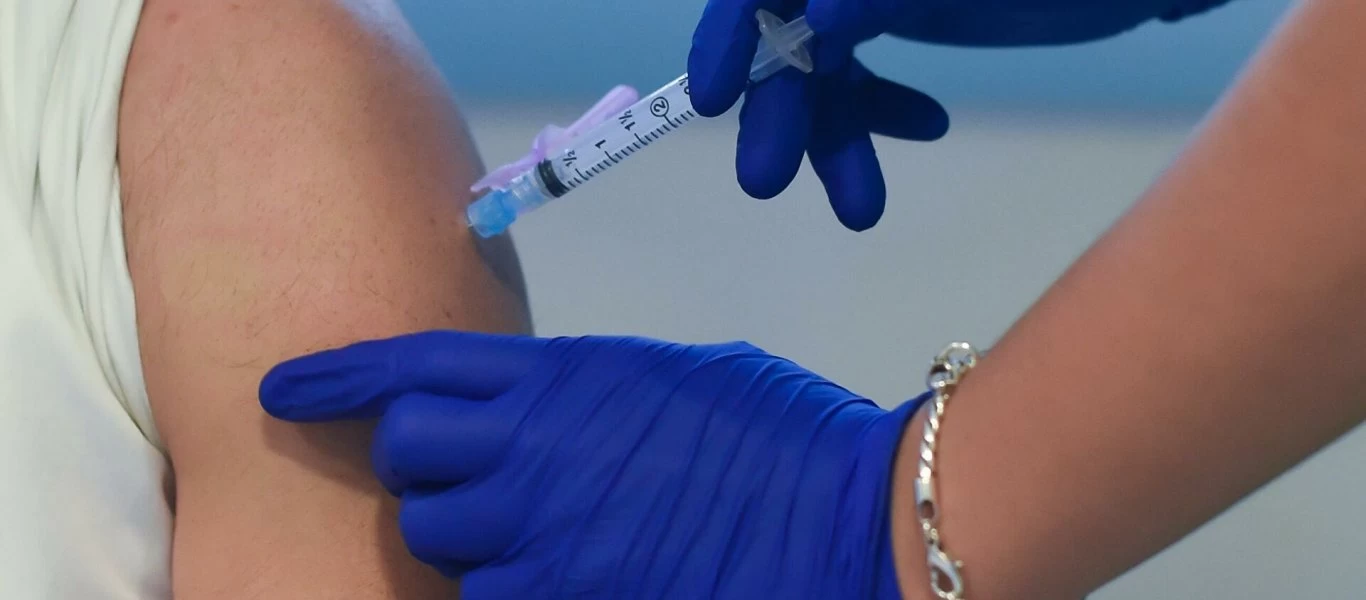 Ανοίγει η πλατφόρμα ραντεβού των 40-44 ετών με όλα τα εμβόλια - Τι πρέπει να ξέρετε